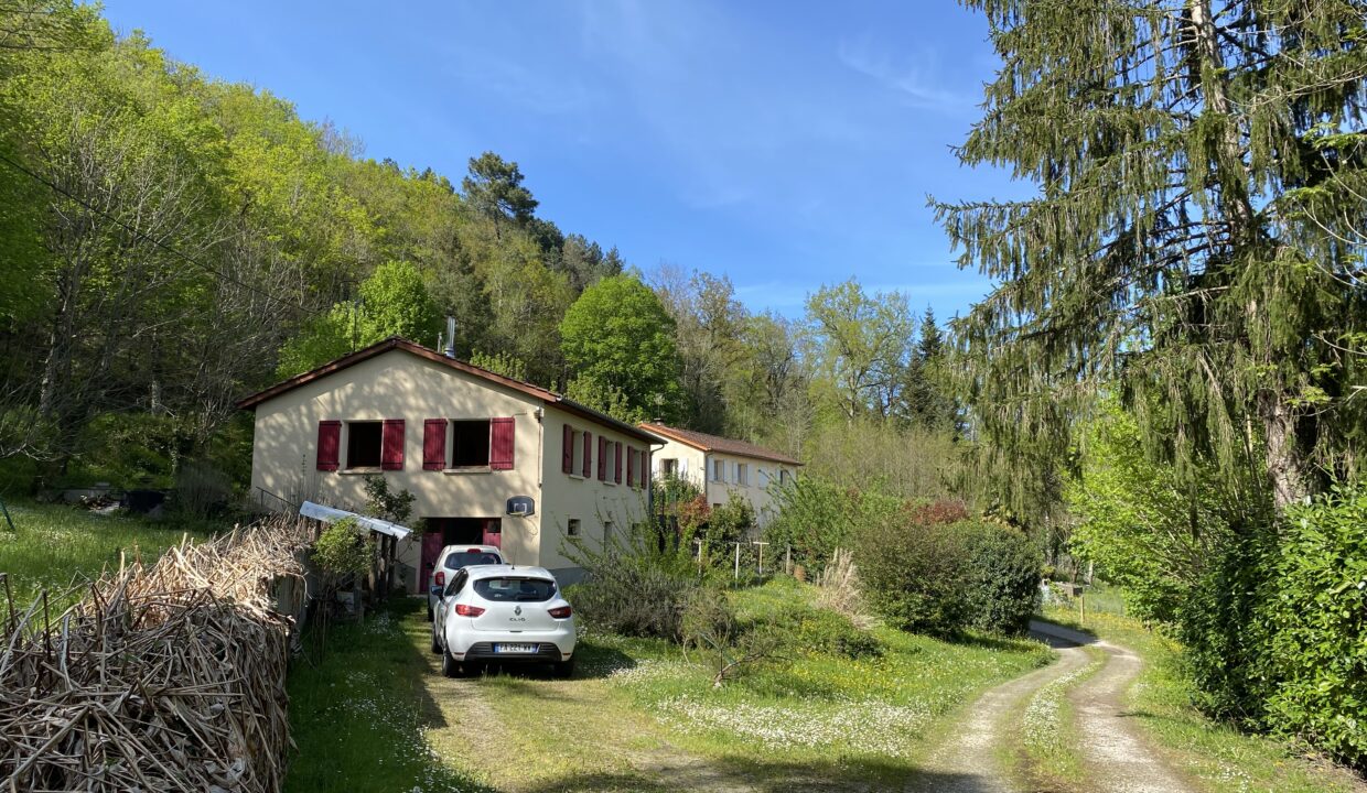 maison sur sous sol à Noailhac